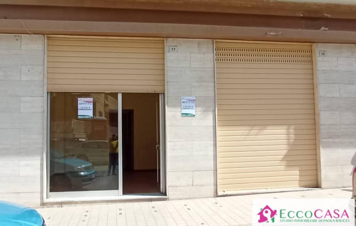 Locale commerciale in Viale Europa, Maddaloni - Foto 1