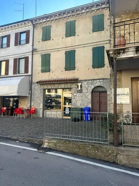 Casa indipendente in vendita a Tizzano Val Parma