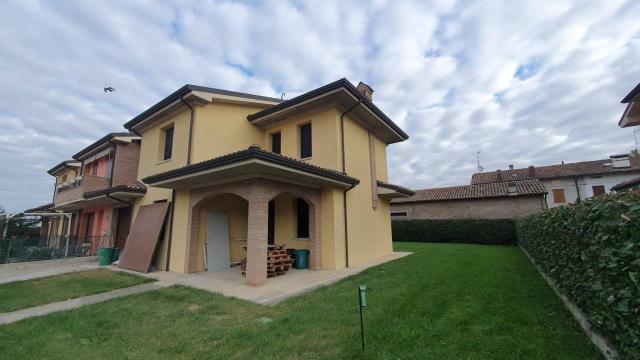 Terraced house in Via Martiri della Libertà, San Possidonio - Photo 1