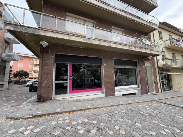 Negozio in Piazza Guglielmo Marconi, Santarcangelo Di Romagna, {3} - Foto 1