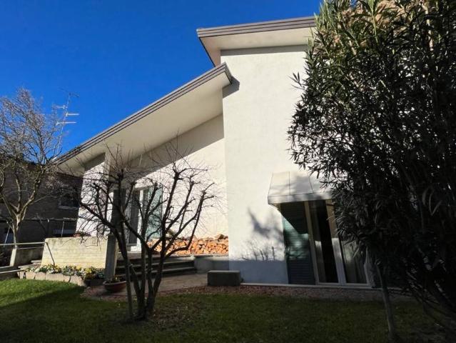 Villa in Via Rodolfo Zanichelli, Correggio - Foto 1