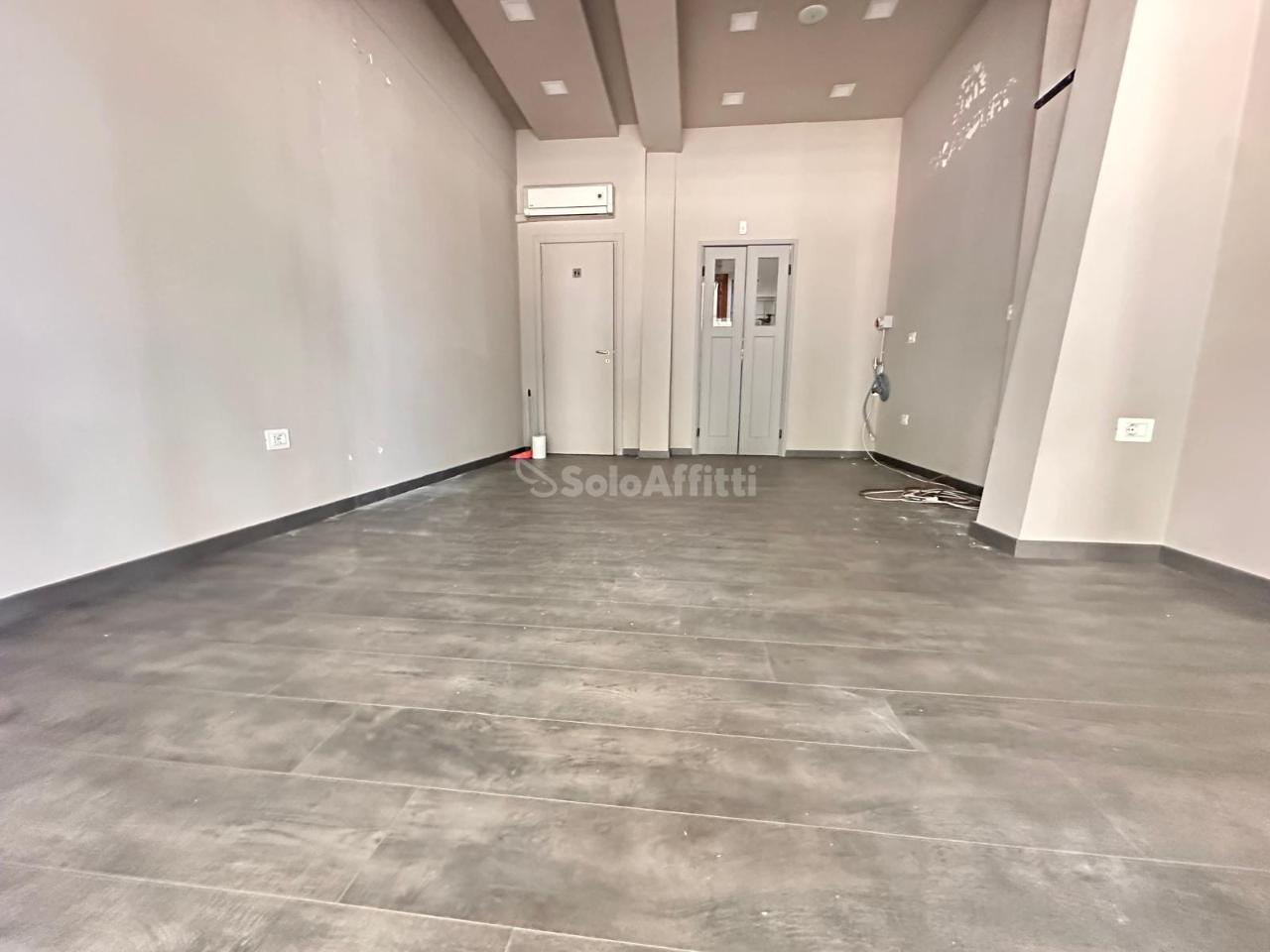 Negozio in Corso Pietro Giannone 166, Caserta, {3} - Foto 1