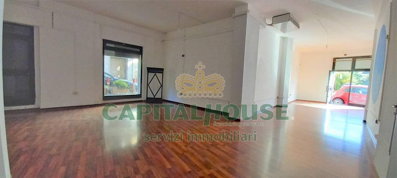 Locale commerciale in Piazza Giuseppe Mazzini, Santa Maria Capua Vetere - Foto 1