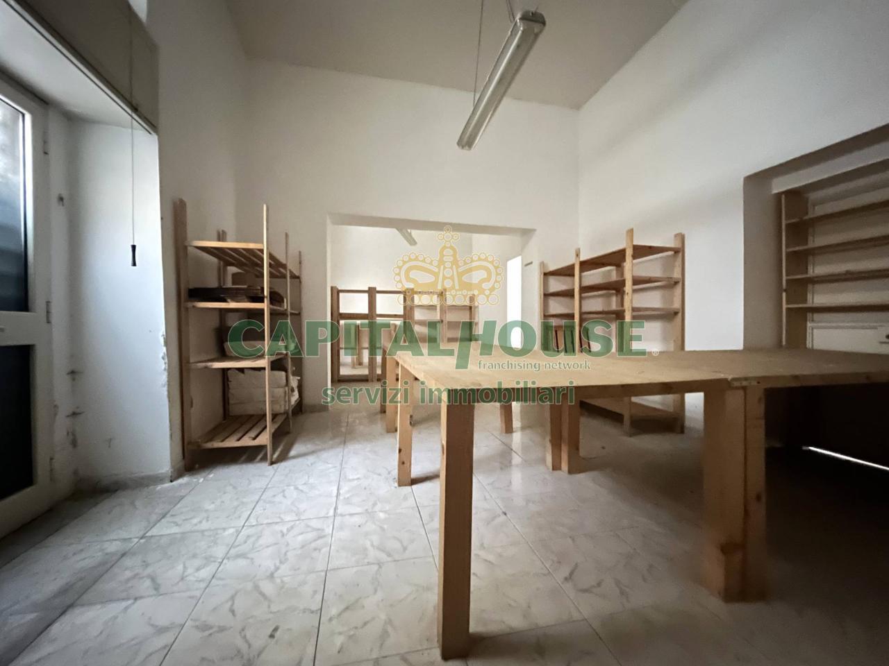 Esercizio commerciale in Via Pasquale Fratta, Santa Maria Capua Vetere, {3} - Foto 1