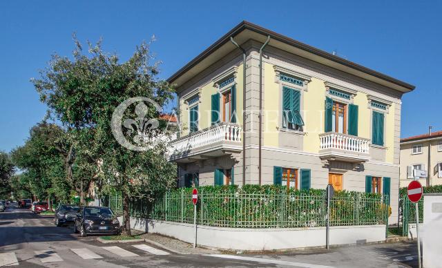 Villa in Viale Cristoforo Colombo 73a, Camaiore - Foto 1