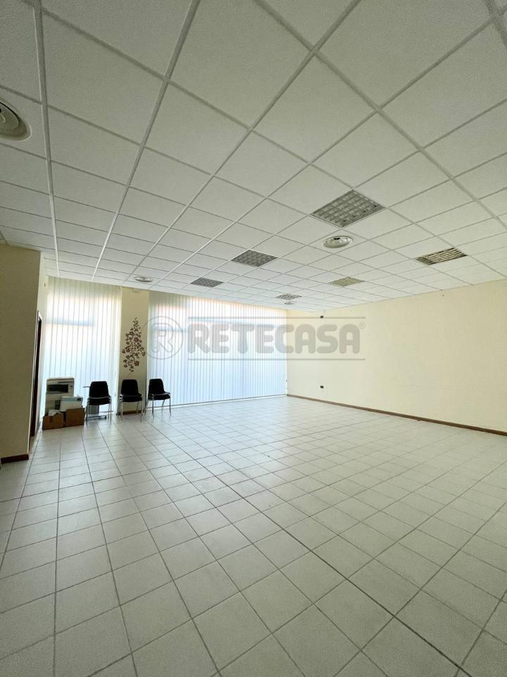 Palazzina commerciale in Corso G. Matteotti 52, Montecchio Maggiore, {3} - Foto 1