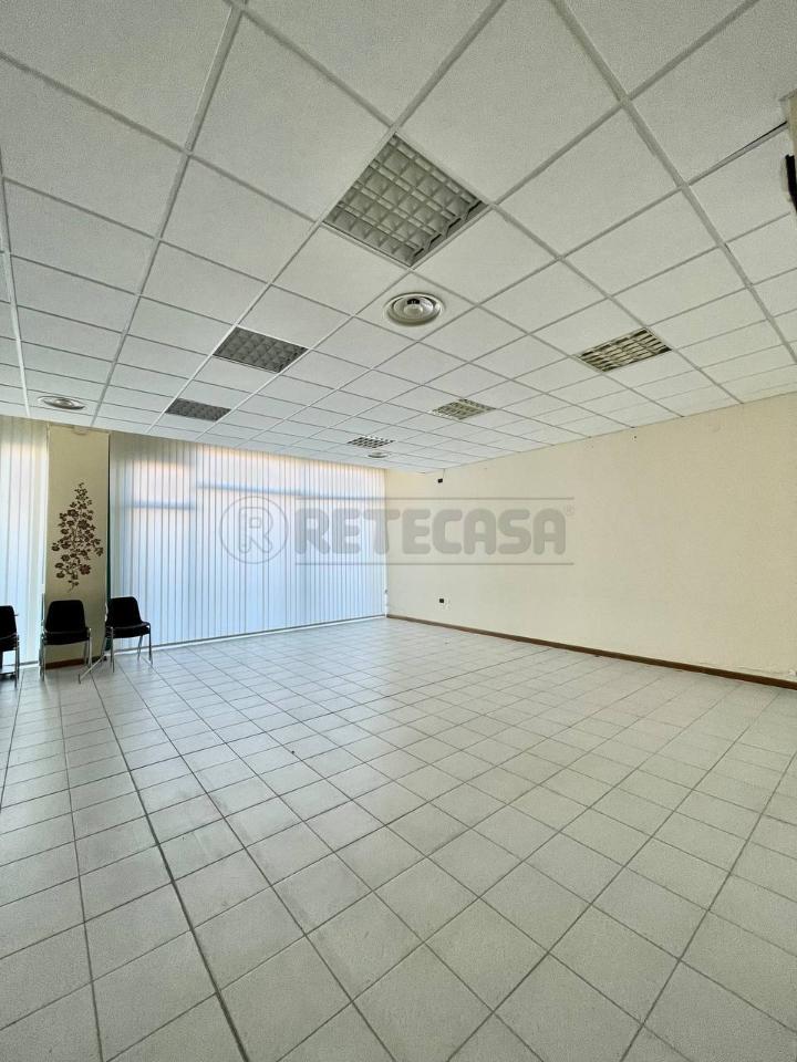 Palazzina commerciale in Corso G. Matteotti 52, Montecchio Maggiore, {3} - Foto 2
