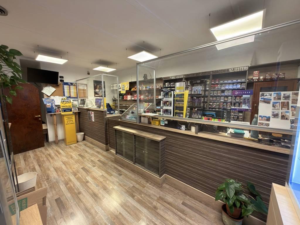 Esercizio commerciale in Piazza del Comune, Fabriano, {3} - Foto 1