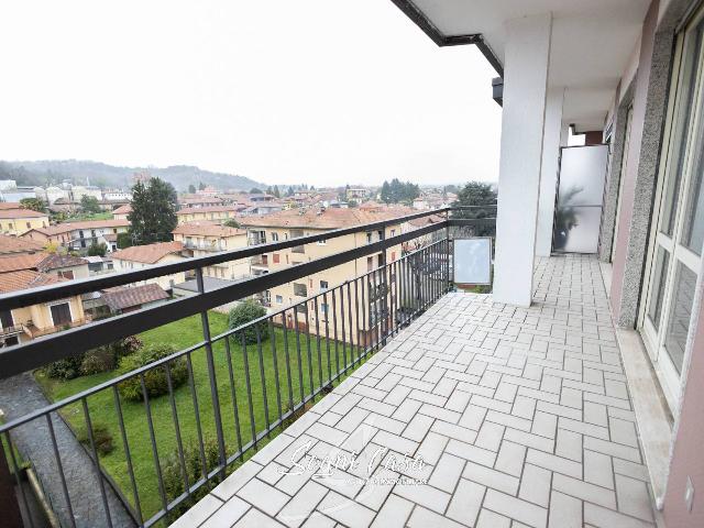 4-room flat in Via Roma, Angera - Photo 1