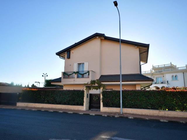 Villa in Via Gisella Floreanini 19, Novara - Foto 1