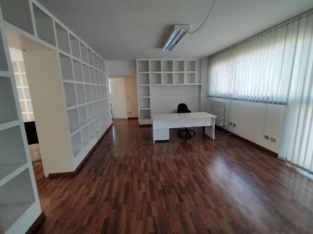 Gemeinschaftsbüro in {3}, Via Esino S.N.C - Foto 1