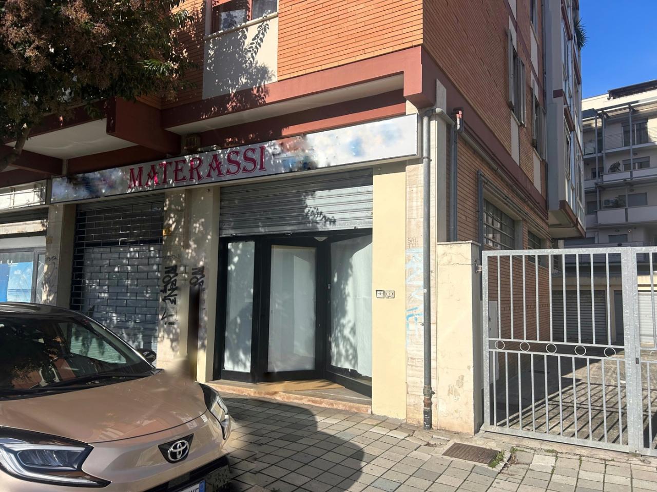 Negozio in Via Alfonso di Vestea 39, Pescara, {3} - Foto 1
