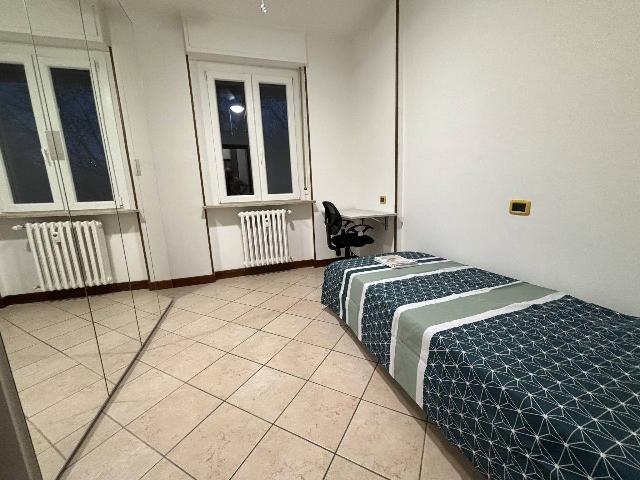 Room in {3}, Viale Piazza d'Armi 24 - Photo 1