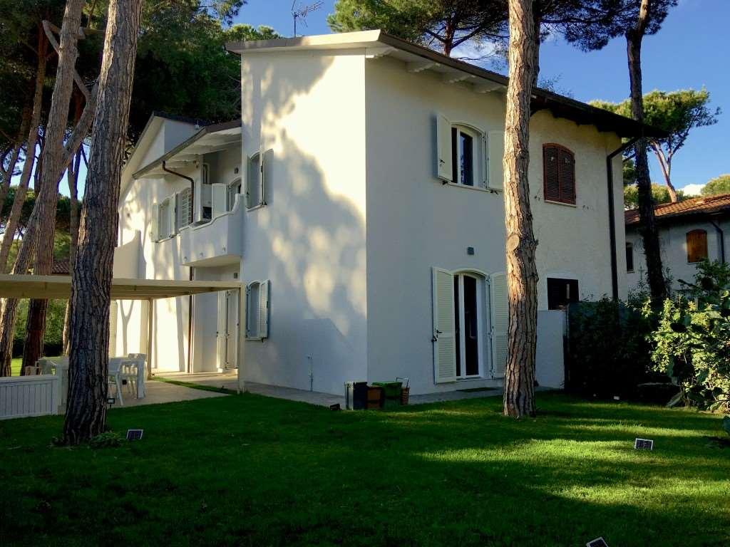 Villa bifamiliare in affitto a Forte Dei Marmi