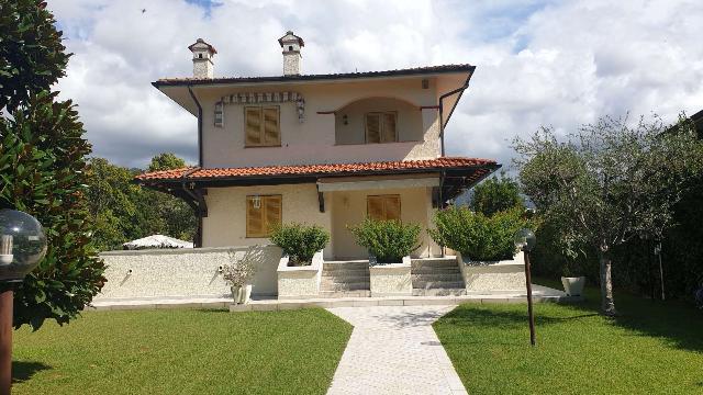 Single-family villa in Via Carrara, Forte dei Marmi - Photo 1