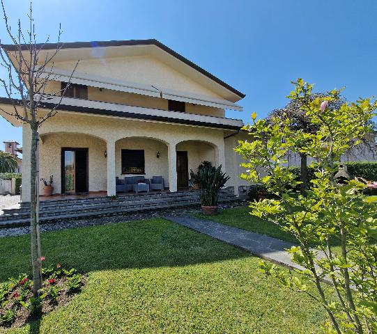 Single-family villa in Via Martiri della Sassaia, Forte dei Marmi - Photo 1