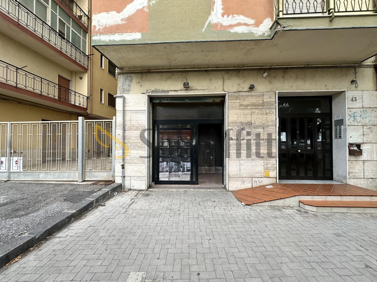 Negozio in Via Lungomare Stefano Pugliese 31, Catanzaro, {3} - Foto 2
