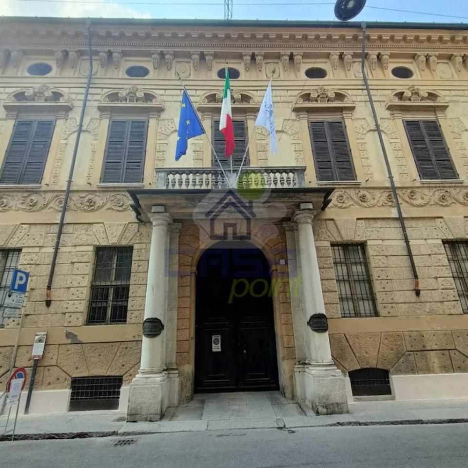 Palazzina commerciale in vendita a Cremona