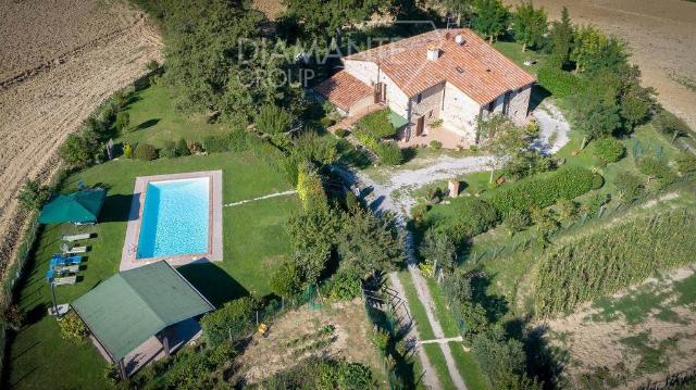 Country house or cottage, Radicofani - Photo 1