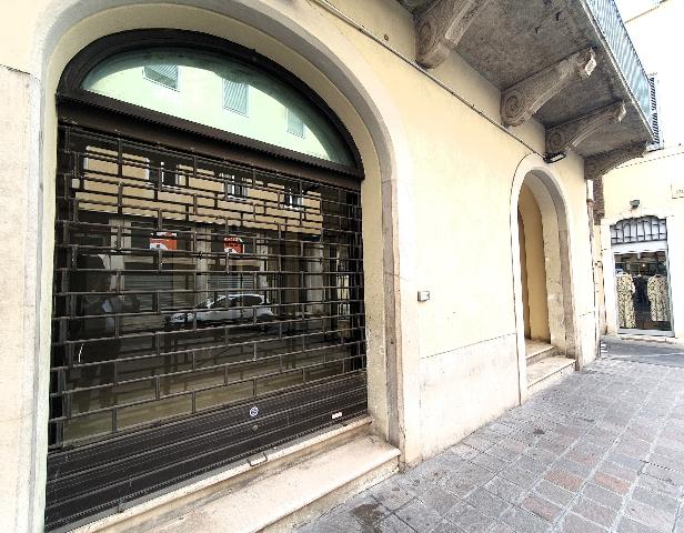 Shop in Ad.Ze P.Zza Vittoria, Brescia - Photo 1