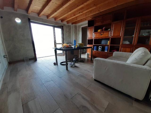 2-room flat in Piazza Libertà, Oltrona di San Mamette - Photo 1