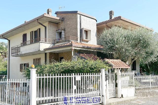 Villa in Via 4 Novembre 37b, Erba - Foto 1