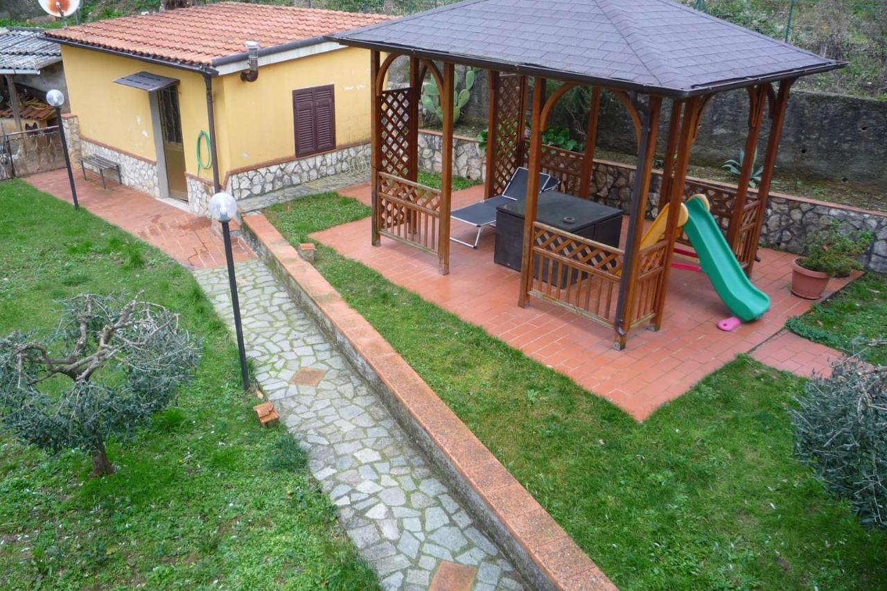 casa indipendente in vendita a Carrara in zona Codena