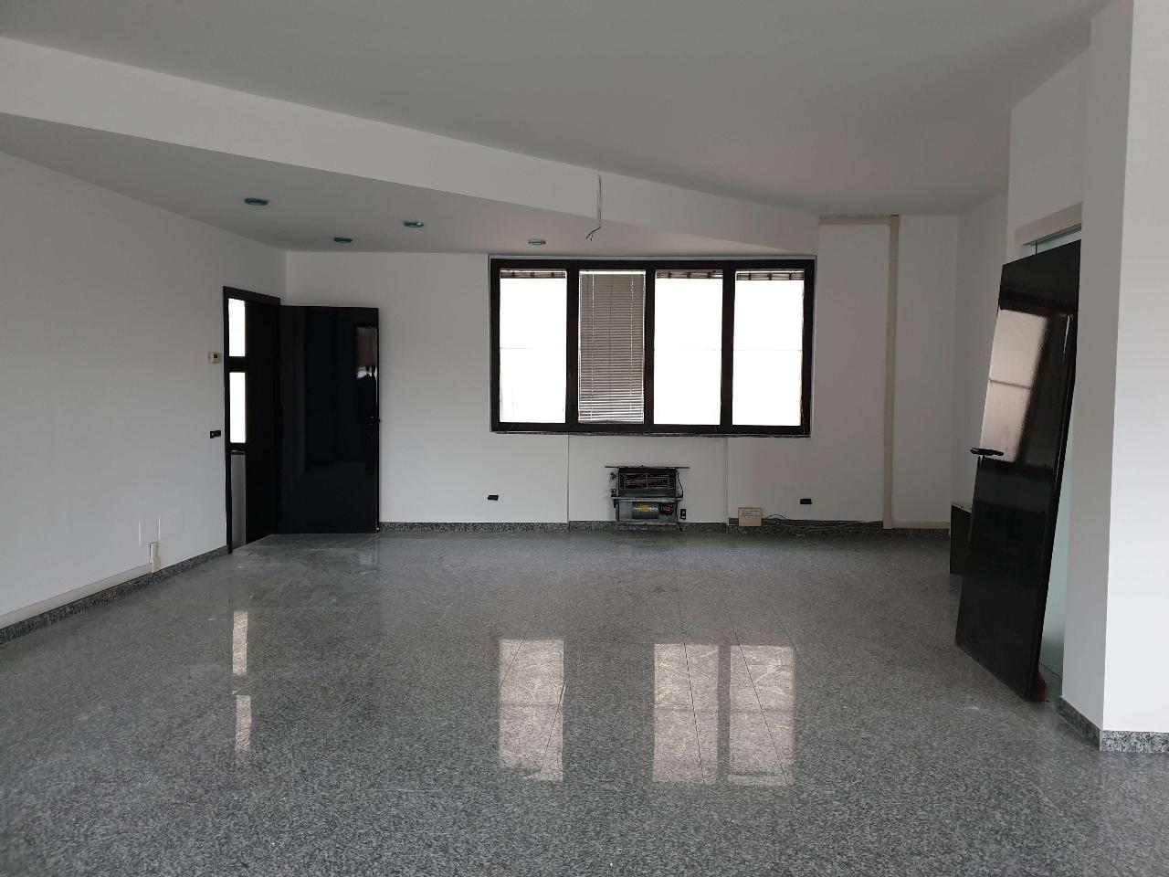 Ufficio in Via Fagnano Olona 14, Busto Arsizio, {3} - Foto 2