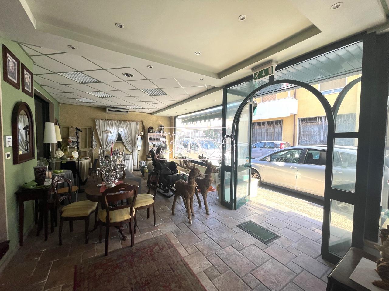 Negozio in Via Fratelli Cervi 20, Viareggio, {3} - Foto 1