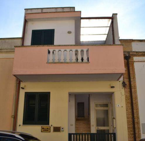 3-room flat in Via V. Alfieri, Salve - Photo 1