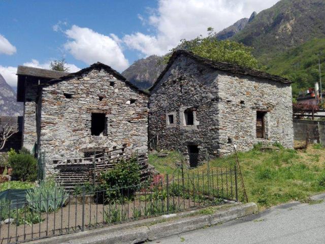 Country house or cottage in Via Mario Copes, Verceia - Photo 1