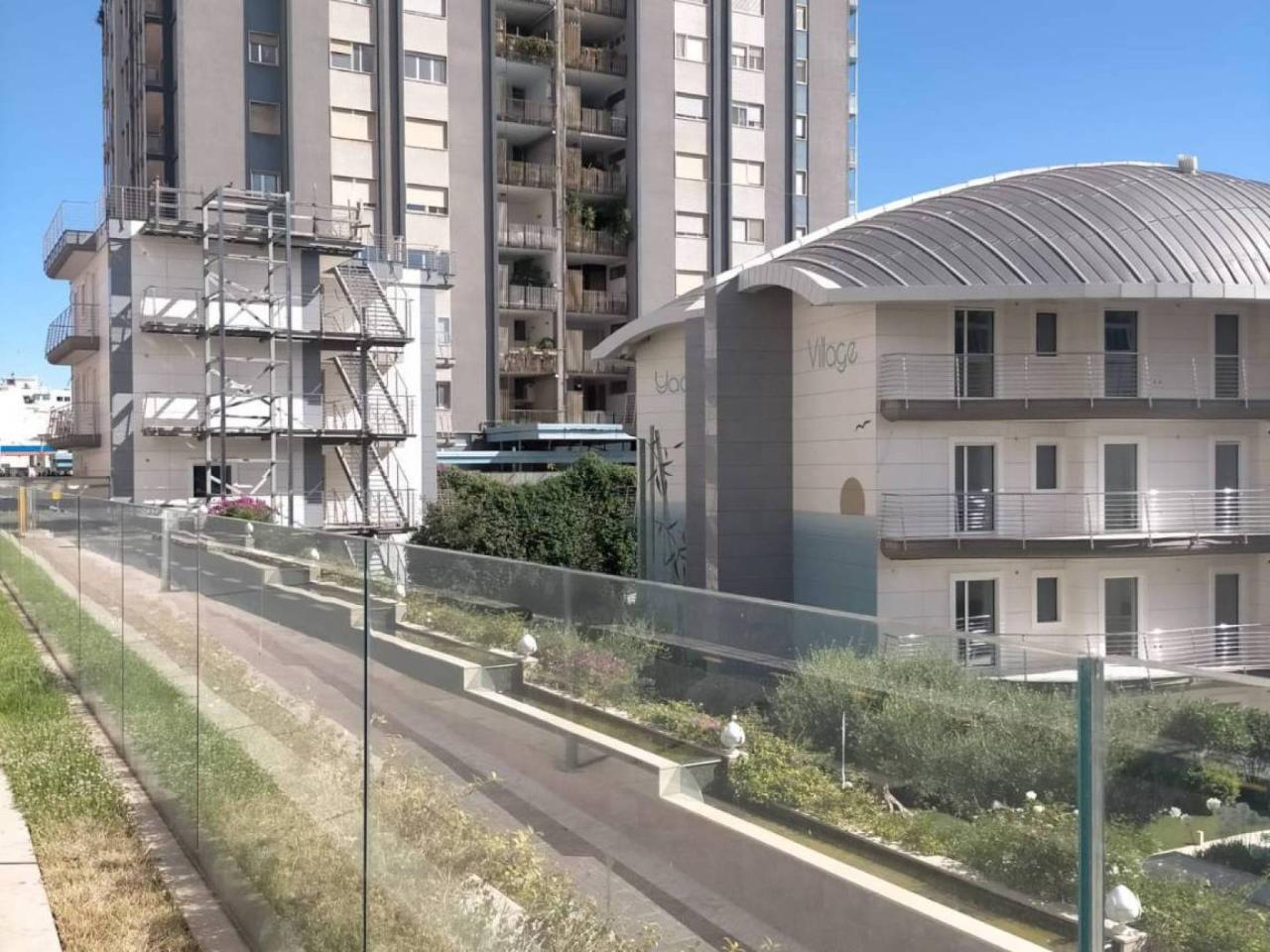 Negozio in Viale Virgilio 20, Taranto, {3} - Foto 1