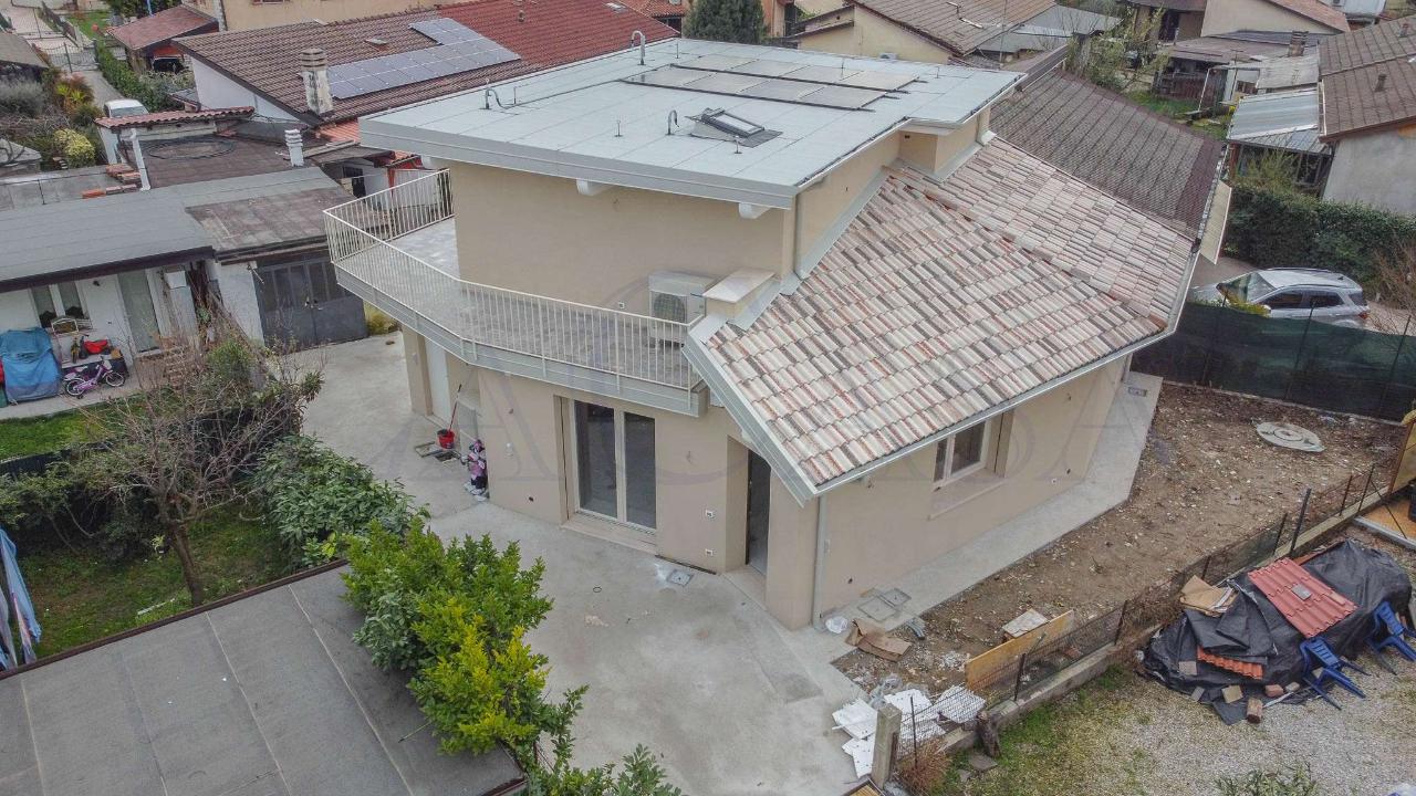 Villa bifamiliare in vendita a Brescia
