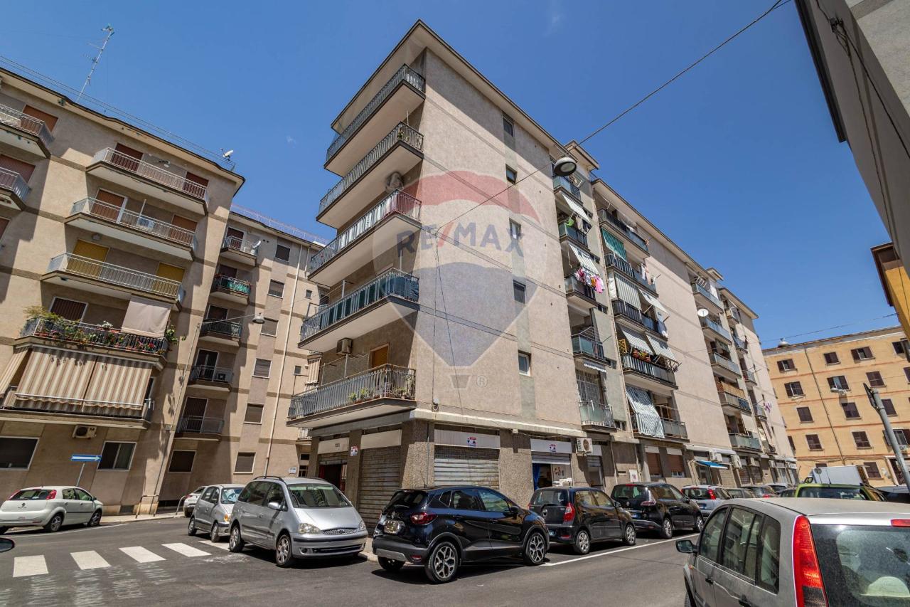 Magazzino in Via Enrico Nannei 24-26, Bari, {3} - Foto 1