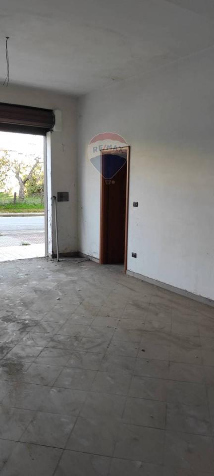 Negozio in Via Sandro Pertini Snc, Corigliano-Rossano, {3} - Foto 2