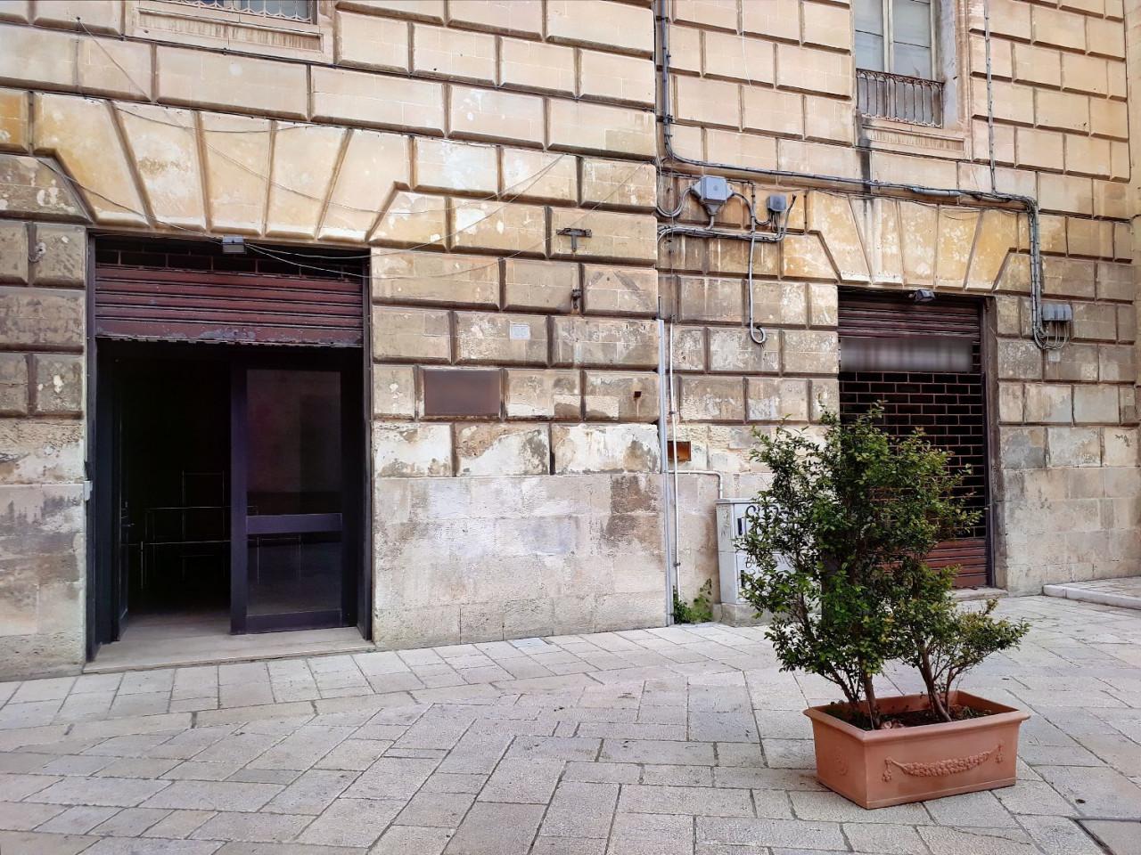 Negozio in Via Francesco Rubichi, N. 21-23, Lecce - Foto 1