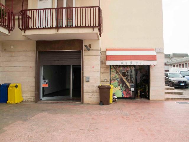 Shop in Via Giovanni Giolitti, Martina Franca - Photo 1