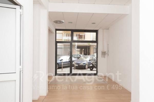 Negozio in Via Ettore Bertolè Viale 25, Roma, {3} - Foto 1