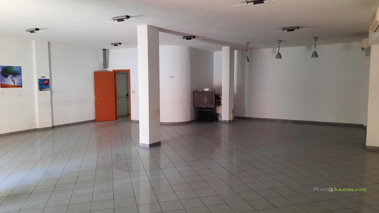 Negozio in via carmine 44, brindisi