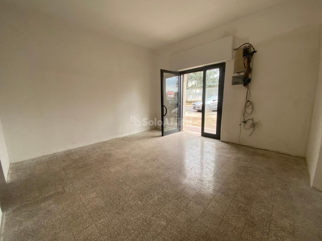 Negozio in Strada Acque Alte, Latina, {3} - Foto 1