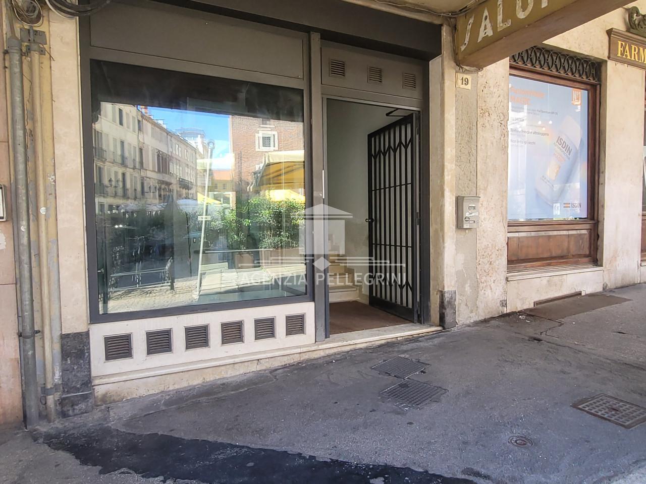 Negozio in Piazza delle Erbe, Vicenza, {3} - Foto 2