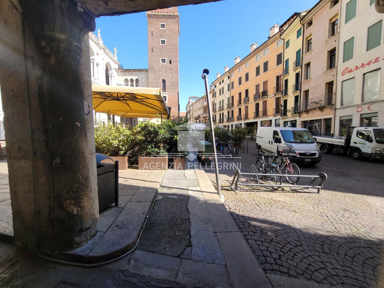 Negozio in Piazza delle Erbe, Vicenza, {3} - Foto 1