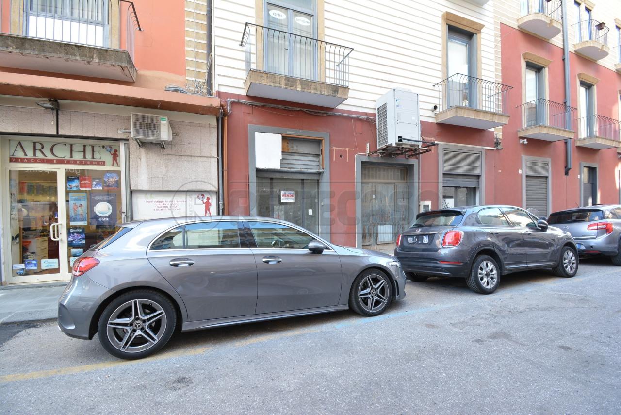 Palazzina commerciale in Via Ettore Lombardo Pellegrino 44, Messina, {3} - Foto 1