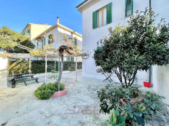 Apartament in Via Ugo Foscolo, Cecina - Photo 1