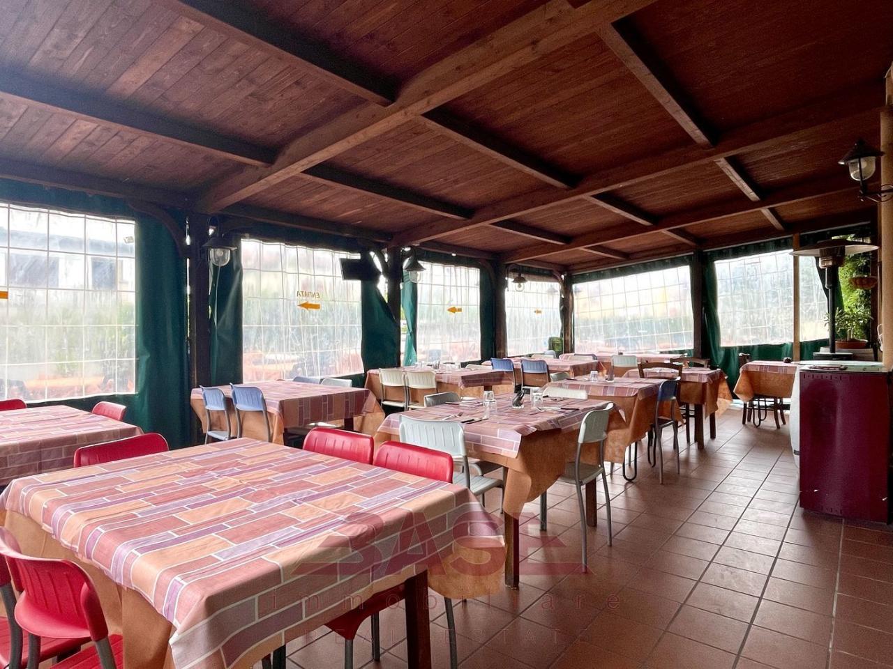 Pizzeria in Piazza della Libertà, Cecina, {3} - Foto 1