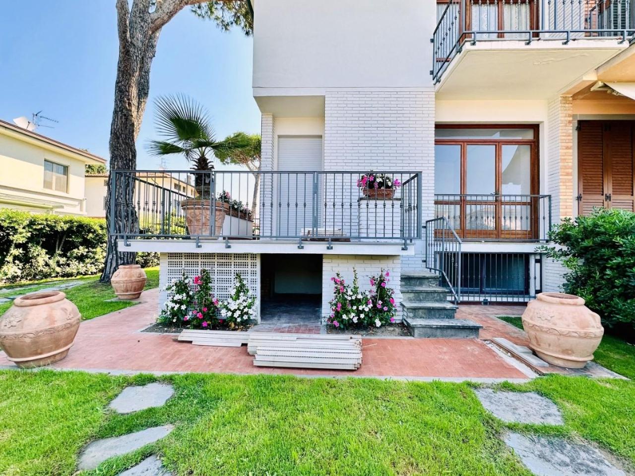 casa indipendente in vendita a Camaiore in zona Lido di Camaiore