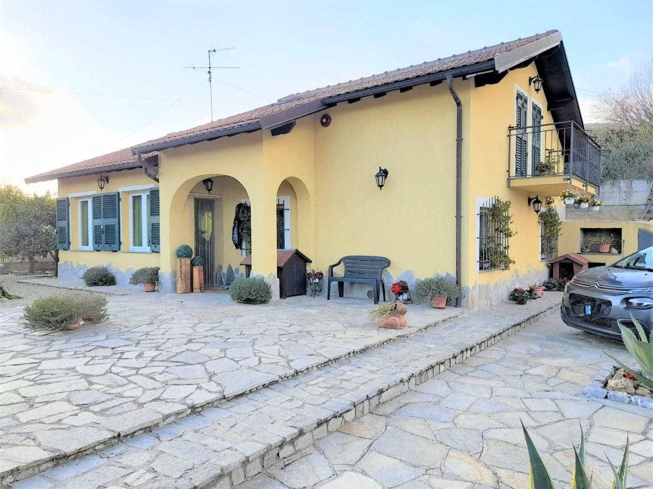 Villa in vendita a Cisano Sul Neva
