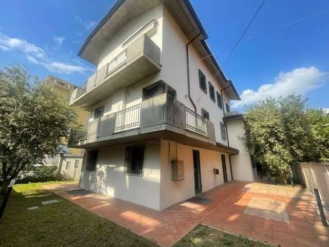 Mansion in Viale Medaglie d'Oro, 41, Modena - Photo 1