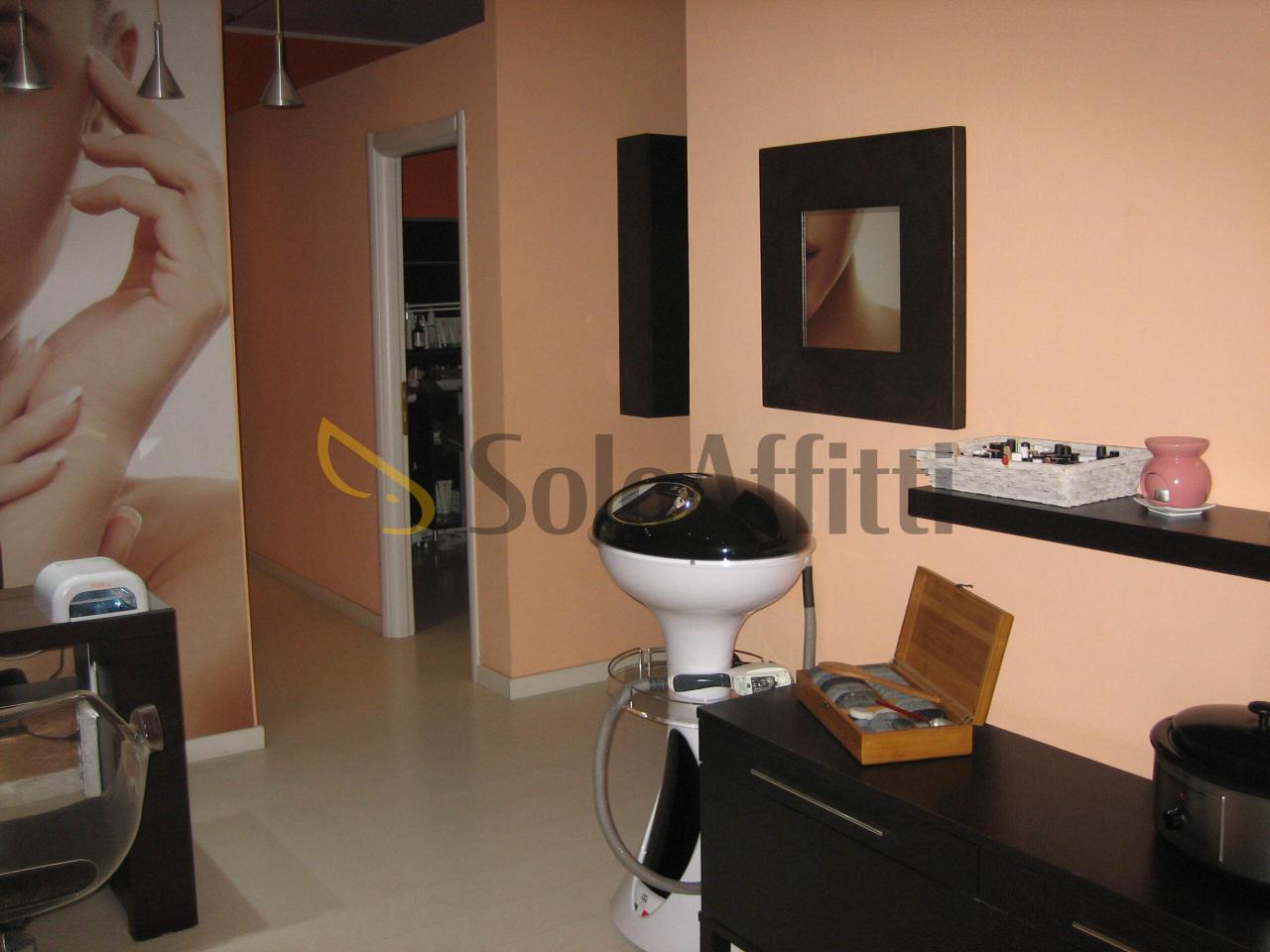 Negozio in Corso Roma 26b, Cesano Maderno, {3} - Foto 1