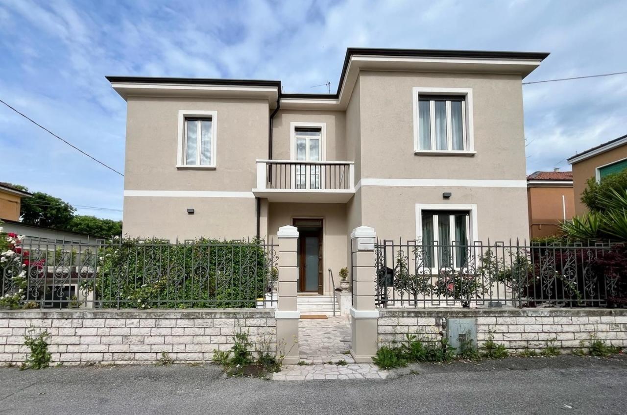 casa indipendente in vendita a Brescia in zona Fiumicello
